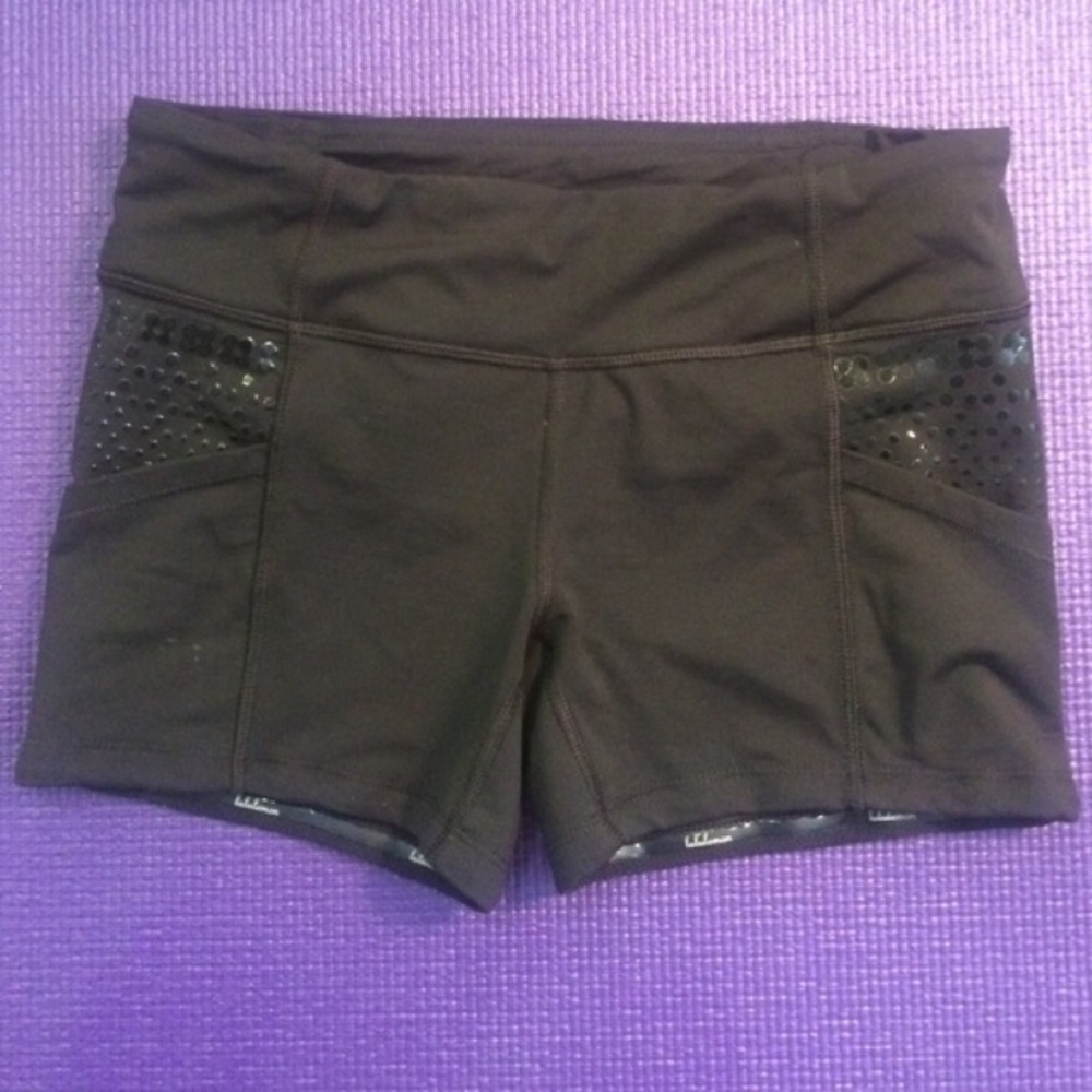 Lululemon 7 pockets gel dot athletic shorts